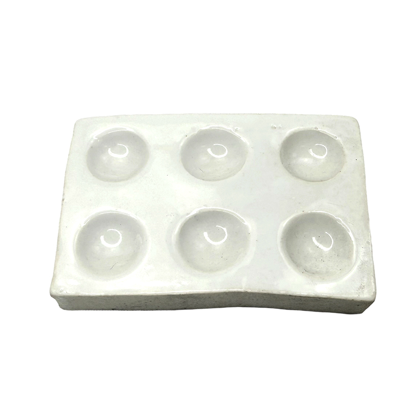 În laborator se utilizează placa de reacție ceramică din porțelan cu 6 găuri de culoare albă