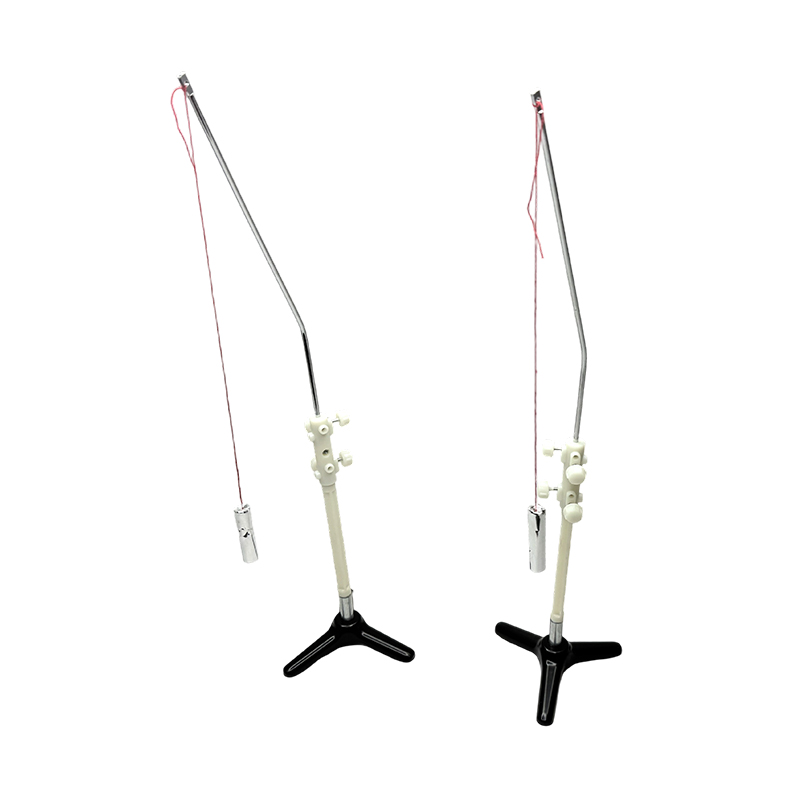 Laboratorul de materiale didactice de fizică utilizează material demonstrativ cu pendul electrostatic